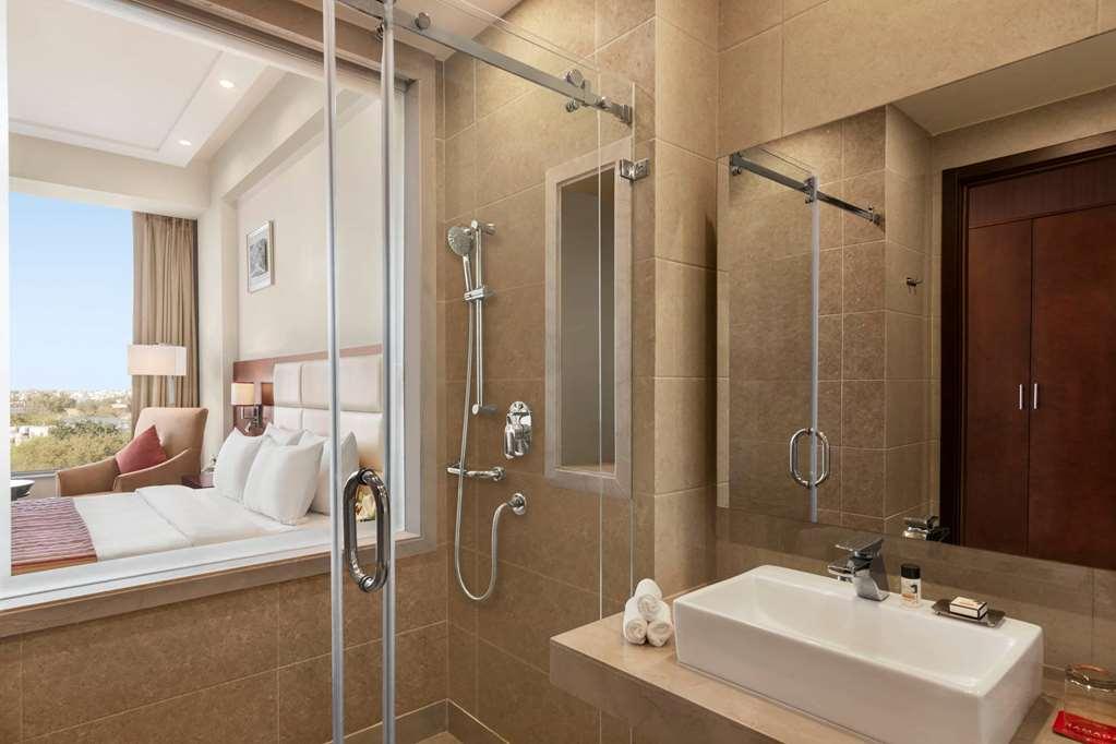 Ramada By Wyndham New Delhi Pitampura Hotel Kültér fotó